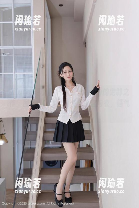Xiuren秀人网 - 周慕汐fairy的定制之作，图集里的黑丝西装与镂空内衣，骚气中带点毒。