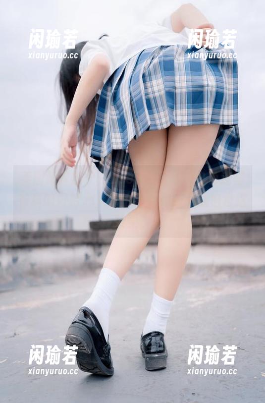 usejan蓝蓝 美图新鲜出炉,usejan蓝蓝的白色连帽衫真的好拾心,哪怕我也穿上可能也没这效果。