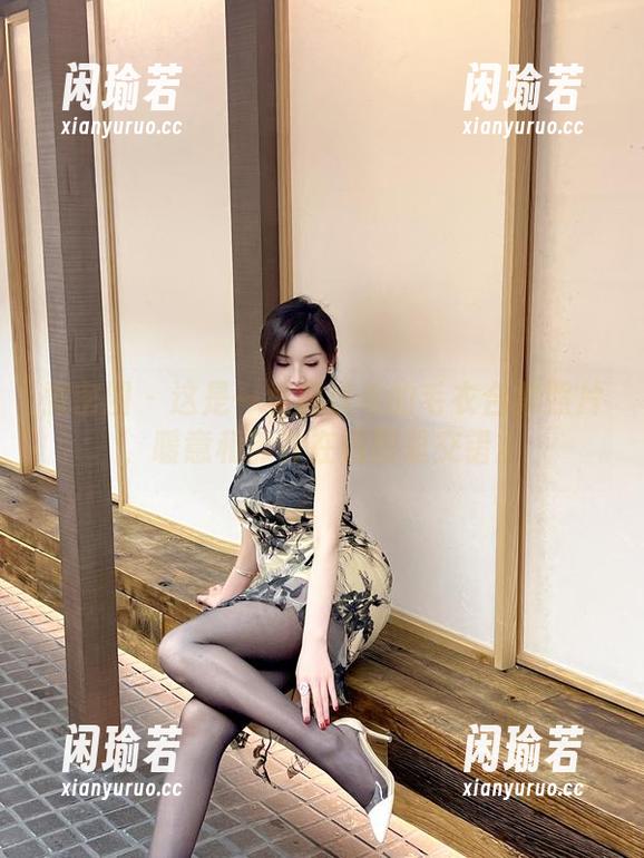 周妍希 微密圈 - 这是一组周妍希的毛衣合集照片,暖意和孤独在氛围里交错。