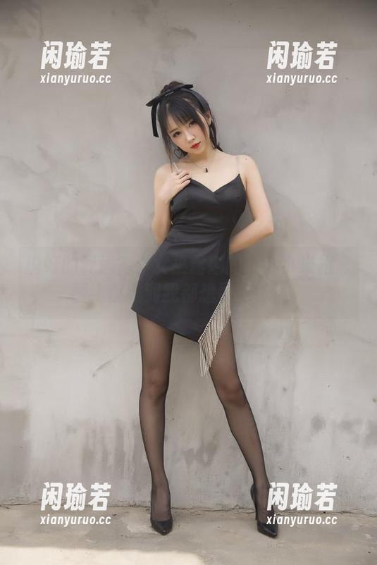 说好的舒适？小女巫露娜的户外小米裙套图，优雅到我都想要模仿了。