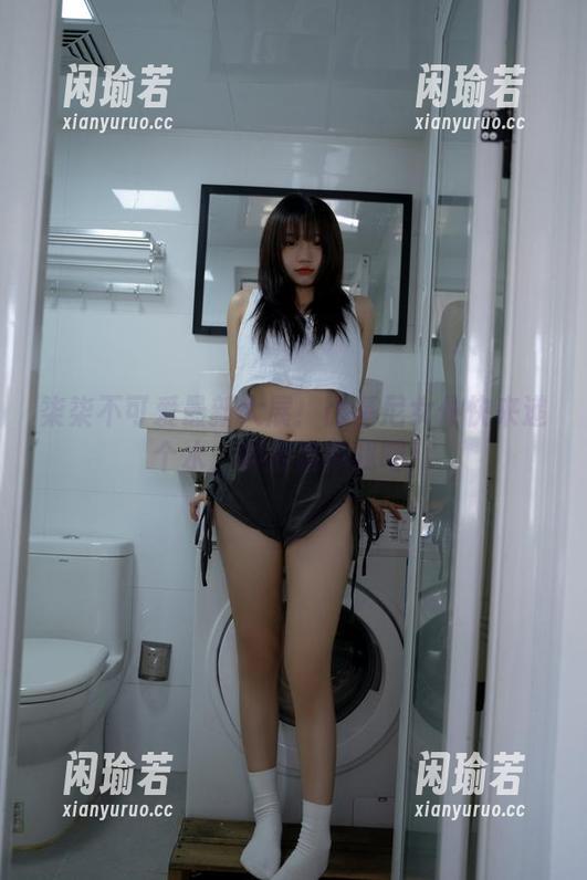 柒柒不可爱最新大展！比基尼女仆快来递个水，顺便踢踢我吧！