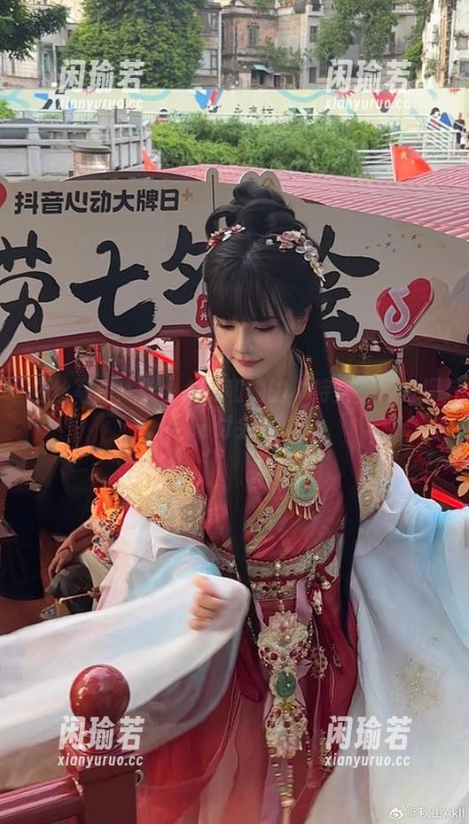 白丝写真：秋山AkI和她的‘持久’魅力探讨会
