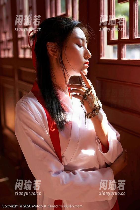 蜜桃社-真希 蜜桃社 - 真希和她的连衣裙:这套图居然把我的审美拉上了新高度!误入“时装周”现场吗?