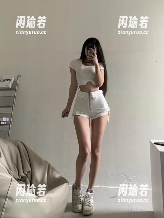 微密圈 - 鼓起勇气来，翻开陈佩奇的私拍棉袜图集，有点意外的俏皮呢
