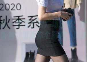 魔镜街拍 - 萌宝儿的广场日常：哈哈镜、包臀裙，再送你个图包，真棒。