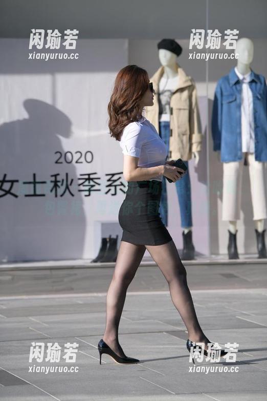 魔镜街拍 - 萌宝儿的广场日常：哈哈镜、包臀裙，再送你个图包，真棒。